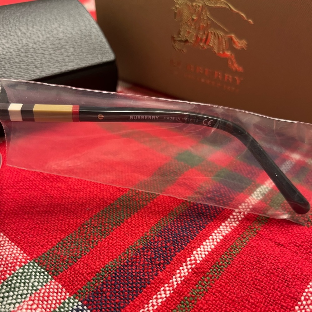 Brand New Burberry Sunglasses - Picture 5 of 5